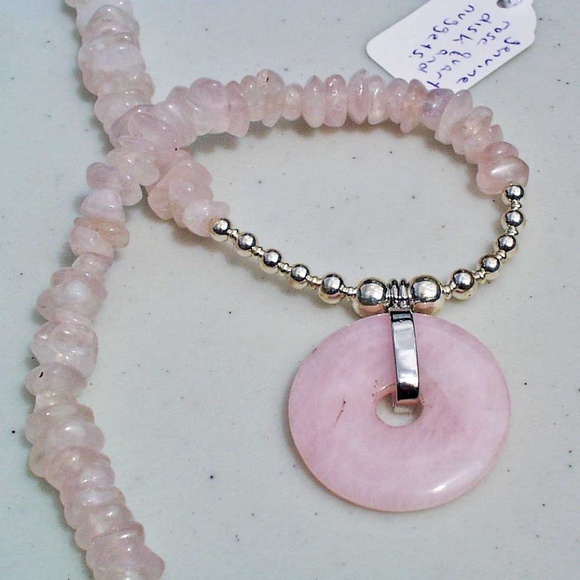 ROSE QUARTZ DONUT GEMSTONE WITH ROSE QUARTZ NUGGETS & SILVER TONE ACCENTS, - Picture 1 of 2